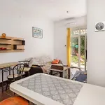 アパート 1 Bedroom Lovely In ノヴィ・ヴィノドロスキー